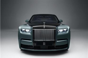 2022 Rolls-Royce Phantom front view.